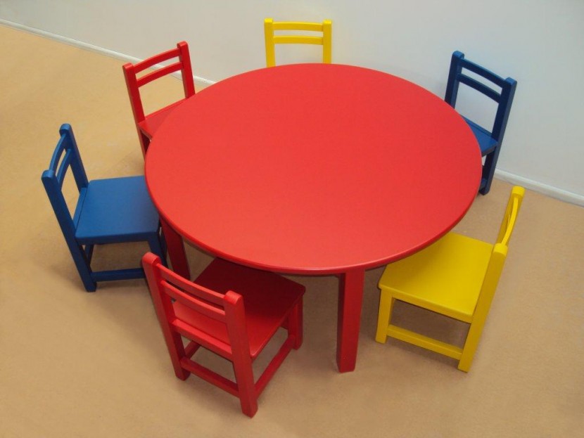 Επαγγελματικό Παιδικό Ξύλινο Τραπέζι 115€ Λάκα (Φ120Χ54)